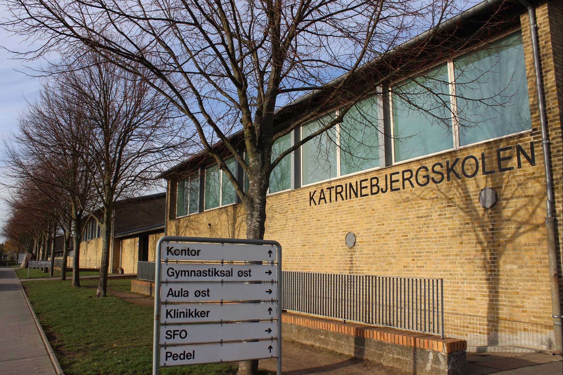 Skilte udenfor Katrinebjergskolen